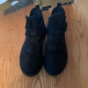 Lebron soldier, men’s size 7.5, only worn a few times, brand new condition